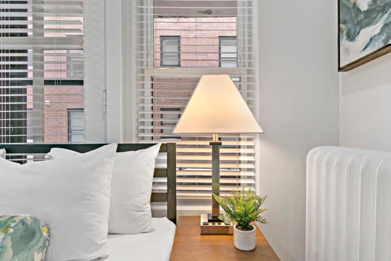 Chic & Updated In East Lakeview - Barry S1