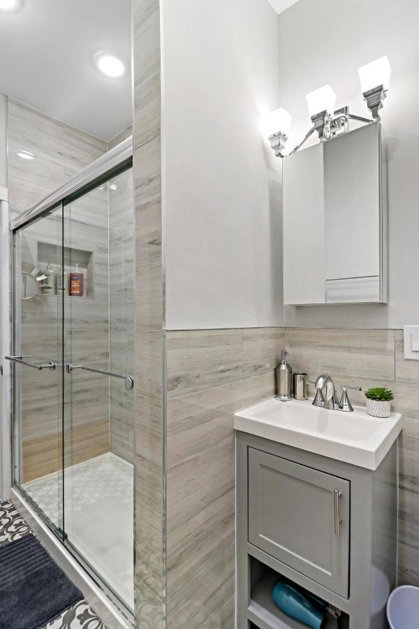 Chic & Updated In East Lakeview - Barry S1 Apartment *