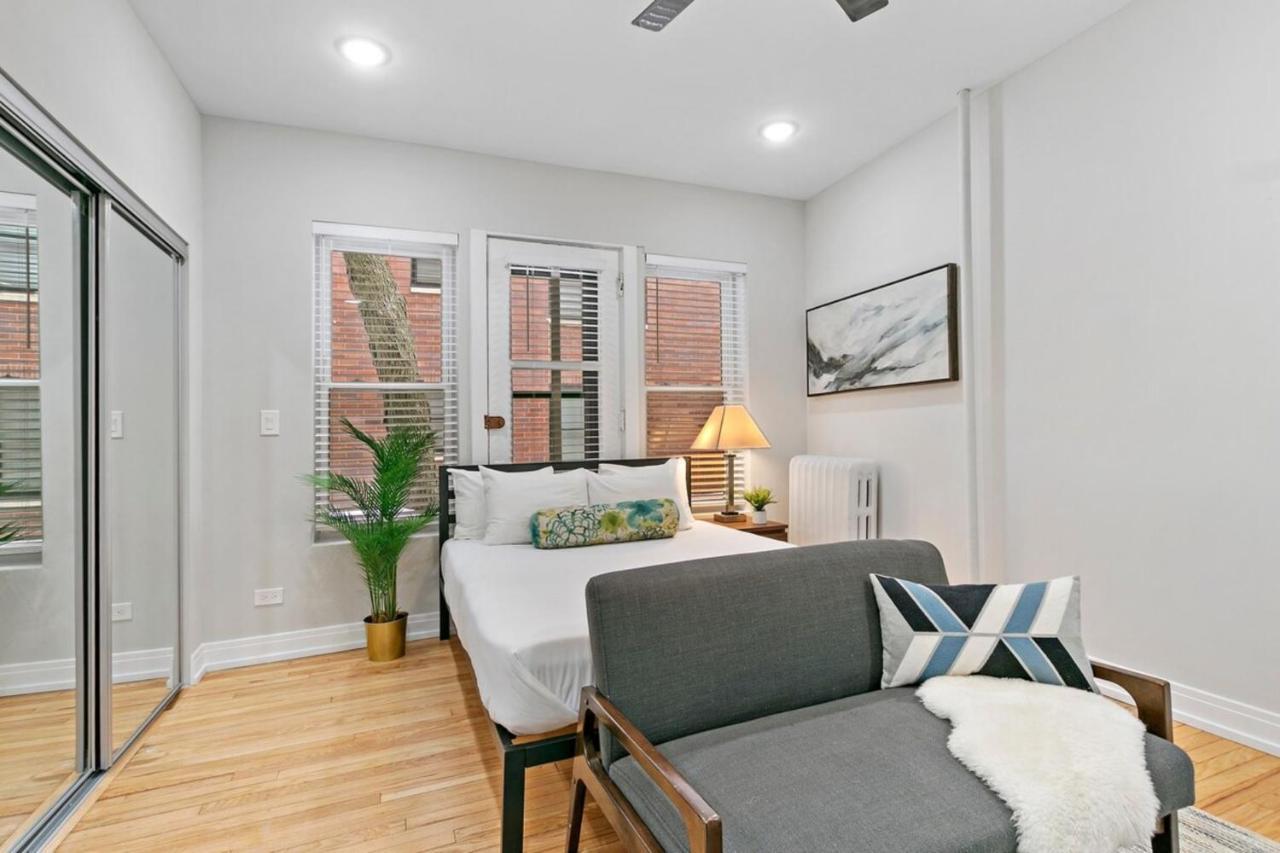 Chic & Updated In East Lakeview - Barry S1 Apartment Chicago