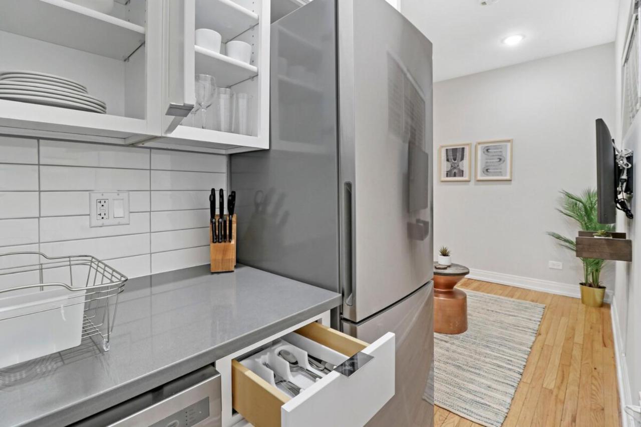 Chic & Updated In East Lakeview - Barry S1 Apartment