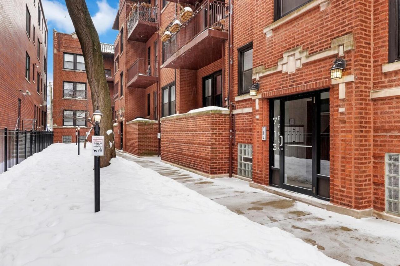 Chic & Updated In East Lakeview - Barry S1 Apartment *