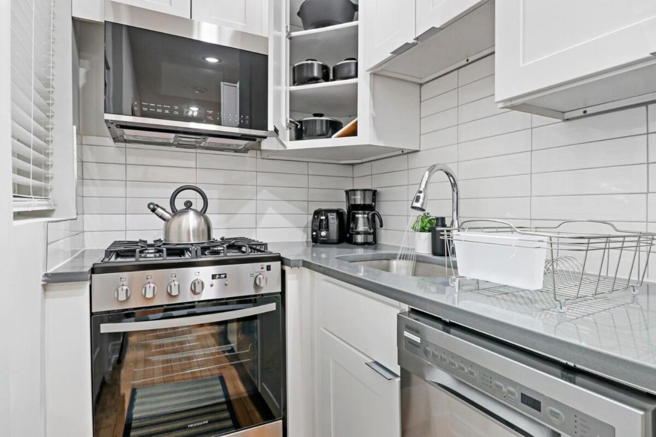 Apartment Chic & Updated In East Lakeview - Barry S1 *