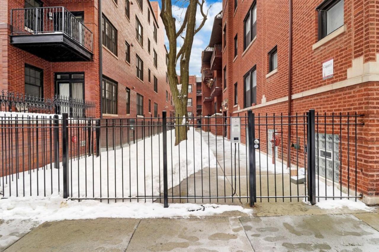 Apartment Chic & Updated In East Lakeview - Barry S1